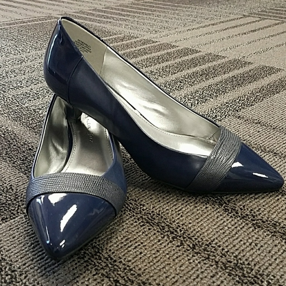EUC Anne Klein Kitten Heels!!